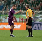 24.10.2004<br>Rapid - Austria/1:1 (0:0)<br>DOSPEL Ernst protestiert gegen die Rote Karte fr Rushfeldt bei SOWA Wolfgang<br><br>75. Minute