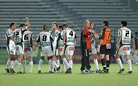 28.08.2005<br>Austria - Pasching/0:2 (0:2)<br>gegenseitige Gl�ckw�nsche nach dem Schlu�pfiff