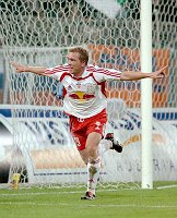 15.10.2005<br>Rapid - Salzburg/2:3 (1:0)<br>MAYRLEB Christian jubelt �ber sein Tor zum 2:2<br>77. Minute