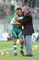 06.08.2005<br>Rapid - Austria/3:1 (1:1)<br>DOLLINGER Matthias wird von HICKERBERGER Josef vom Feld geholt<br>90. Minute