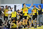 08.04.2011<br>Aon Fivers - ULZ Schwaz/31:32 (12:17)<br>die Schwazer Spieler feiern Ihren Tormann und bejubeln den Sieg