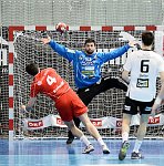 13.04.2013, Krems, Handball, OEHB Cup, Final Four der Herren, Halbfinale, UHK Krems - HC Hard,<br>KATHREIN Alex, FILZWIESER Wolfgang, BELAS Ivica<br><br>Copyright DIENER / Zierlinger Karl<br>Marktgasse 3-7 / 4 / 5 / 21<br>A-1090 Wien<br>Telefax +43 1 955 32 35<br>Mobil +43 676 629 98 51<br>BA-CA<br>Bank Nr. 12000<br>Account Nr. 00712 223 783<br>e-mail: agentur@diener.at<br>Datenbank: www.diener.at