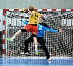 30.11.2013, Krems, Handball, Handball Liga Austria, HLA, GD, UHK Krems, SG Westwien,<br>VISY Norbert, UDOVIC Sandro<br><br><br><br>Copyright DIENER / Zierlinger Karl<br>Marktgasse 3-7 / 4 / 5 / 21<br>A-1090 Wien<br>Telefax +43 1 955 32 35<br>Mobil +43 676 629 98 51<br>BA-CA<br>Bank Nr. 12000<br>Account Nr. 00712 223 783<br>e-mail: agentur@diener.at<br>Datenbank: www.diener.at