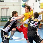 16.02.2015, Krems, Handball, Handball Liga Austria, HLA, OPO, UHK Krems, WAT Margareten,<br>WAGNER Tobias, FEICHTINGER Sebastian, BEZUCHA Markus<br><br><br>Copyright DIENER / Zierlinger<br>Marktgasse 3-7 / 4 / 5 / 21<br>A-1090 Wien<br>Telefax +43 1 955 32 35<br>Mobil +43 676 629 98 51<br>BA-CA<br>Bank Nr. 12000<br>Account Nr. 00712 223 783<br>e-mail: agentur@diener.at<br>Datenbank: www.diener.at