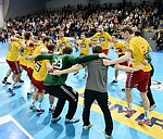 06.12. 2014, Krems, Handball, Handball Liga Austria, HLA, GD, UHK Krems, Bregenz,<br>Jubelreigen Krems<br><br><br><br>Copyright DIENER / Zierlinger Karl<br>Marktgasse 3-7 / 4 / 5 / 21<br>A-1090 Wien<br>Telefax +43 1 955 32 35<br>Mobil +43 676 629 98 51<br>BA-CA<br>Bank Nr. 12000<br>Account Nr. 00712 223 783<br>e-mail: agentur@diener.at<br>Datenbank: www.diener.at