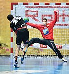 11.12.2015, Krems, Handball, Handball Liga Austria, HLA, GD, UHK Krems, HT Schwaz,<br>DJUKIC Damir, DEIFL Florian<br><br><br><br>Copyright DIENER / Zierlinger Karl<br>Marktgasse 3-7 / 4 / 5 / 21<br>A-1090 Wien<br>Telefax +43 1 955 32 35<br>Mobil +43 676 629 98 51<br>BA-CA<br>Bank Nr. 12000<br>Account Nr. 00712 223 783<br>e-mail: agentur@diener.at<br>Datenbank: www.diener.at
