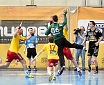 17.04.2016, Krems, Handball, Handball Liga Austria, HLA, OPO, UHK Krems, WAT Margareten,<br>SURAC Domagoj, HEITER Christoph (Schiri), SCHOPF Tobias, PILIPOVIC Kristian, KOLAR Markus<br><br><br><br>Copyright DIENER / Zierlinger<br>Marktgasse 3-7 / 4 / 5 / 21<br>A-1090 Wien<br>Telefax +43 1 955 32 35<br>Mobil +43 676 629 98 51<br>BA-CA<br>Bank Nr. 12000<br>Account Nr. 00712 223 783<br>e-mail: agentur@diener.at<br>Datenbank: www.diener.at