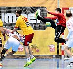 07.04.2017, Krems, Handball, Handball Liga Austria, HLA, OPO, UHK Krems, HC Hard,<br>WUESTNER Frederic, ZUPANAC Marcus, MUSEL Gregory<br><br><br><br>Copyright DIENER / Zierlinger Karl<br>Marktgasse 3-7 / 4 / 5 / 21<br>A-1090 Wien<br>Telefax +43 1 955 32 35<br>Mobil +43 676 629 98 51<br>BA-CA<br>Bank Nr. 12000<br>Account Nr. 00712 223 783<br>e-mail: agentur@diener.at<br>Datenbank: www.diener.at