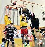 20.04.2018, Krems, Handball, Handball Liga Austria, HLA, BR, UHK Krems, WAT Margareten,<br>MITKOV Vlatko, MARTINOVIC Marin, HASECIC Kenan, HUTECEK Lukas<br><br><br>Copyright / www. sportfotos. at<br>Missongasse 21<br>A - 3500 Krems<br>zierlinger@sportfotos.at<br>www.sportfotos.at<br>Kremser Bank <br>BIC SPKDAT21XXX<br>IBAN AT392022800704000918<br>