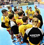 07.12.2017, Krems, Handball, Handball Liga Austria, HLA, GD, UHK Krems, SC Ferlach,<br>Timeout Krems<br><br><br>Copyright / www. sportfotos.at<br>Missongasse 21<br>A - 3500 Krems<br>zierlinger@sportfotos.at<br>www.sportfotos.at<br>Kremser Bank <br>BIC SPKDAT21XXX<br>IBAN AT392022800704000918<br>