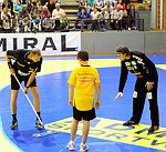 12.05.2012, Krems, Handball, Handball Liga Austria, <br>HLA, Halbfinalserie, Spiel 3, UHK Krems, HITTirol,<br>MITTERDORFER Klaus, Wischer, KALISCHNIG Michael<br><br><br><br>Copyright DIENER / Zierlinger Karl<br>Marktgasse 3-7 / 4 / 5 / 21<br>A-1090 Wien<br>Telefax +43 1 955 32 35<br>Mobil +43 676 629 98 51<br>BA-CA<br>Bank Nr. 12000<br>Account Nr. 00712 223 783<br>e-mail: agentur@diener.at<br>Datenbank: www.diener.at