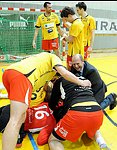 25.02.2012, Krems, Handball, Handball Liga Austria, HLA, MPO, UHK Krems - HC Linz,<br>Kremser Jubeltraube um FILZWIESER Wolfgang mit Prsident LACKNER Bernhard<br><br>Copyright DIENER / Zierlinger Karl<br>Marktgasse 3-7 / 4 / 5 / 21<br>A-1090 Wien<br>Telefax +43 1 955 32 35<br>Mobil +43 676 629 98 51<br>BA-CA<br>Bank Nr. 12000<br>Account Nr. 00712 223 783<br>e-mail: agentur@diener.at<br>Datenbank: www.diener.at