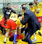 25.02.2012, Krems, Handball, Handball Liga Austria, HLA, MPO, UHK Krems - HC Linz,<br>Kremser Jubeltraube um FILZWIESER Wolfgang mit Prsident LACKNER Bernhard<br><br>Copyright DIENER / Zierlinger Karl<br>Marktgasse 3-7 / 4 / 5 / 21<br>A-1090 Wien<br>Telefax +43 1 955 32 35<br>Mobil +43 676 629 98 51<br>BA-CA<br>Bank Nr. 12000<br>Account Nr. 00712 223 783<br>e-mail: agentur@diener.at<br>Datenbank: www.diener.at