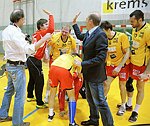 25.02.2012, Krems, Handball, Handball Liga Austria, HLA, MPO, UHK Krems - HC Linz,<br>Kremser Jubeltraube um FILZWIESER Wolfgang mit Obmann NUSSBAUM Josef und Prsident LACKNER Bernhard<br><br>Copyright DIENER / Zierlinger Karl<br>Marktgasse 3-7 / 4 / 5 / 21<br>A-1090 Wien<br>Telefax +43 1 955 32 35<br>Mobil +43 676 629 98 51<br>BA-CA<br>Bank Nr. 12000<br>Account Nr. 00712 223 783<br>e-mail: agentur@diener.at<br>Datenbank: www.diener.at