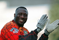 19980926<br>Steyr - Sturm Graz<br>BARUWA Abidun, applaudiert einem Ordner, der ihm<br>gekonnt den Ball zuspielt<br>84. Min