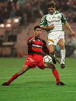 1998.10.17<br>Rapid - GAK<br>P�RK Marcus �berspringt einen Grazer<br>71. Min.