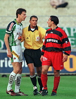 1998.10.17<br>Rapid - GAK<br>Der Spielleiter (Brugger) schlichtet eine Kontroverse zwischen SCH�TTEL und CEH<br>7. Min..