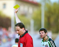 1999.04.03<br>Rapid - Salzburg<br>gelbe Karte f�r HERAFnach Kritik wegen aberkanntem Tor<br>SR DRABEK<br>69. Min.