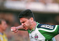 1999.04.03<br>Rapid - Salzburg<br>VIER Angelo, �rgert sich �ber seinen Lattenschu�<br>67. Min.