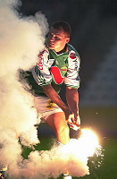 02.08.2000<br>Admira - Rapid<br>Ratajczyk Krzysztof  <br>entfernt eine Leuchtrakete vom Spielfeld   <br>52. Minute