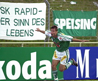 02.08.2000<br>Admira - Rapid<br>WAGNER Rene,<br>jubelt �ber sein Tor zum 0:1 vorTransparent<br>&quotSK RAPID-DER SINN DES LEBENS