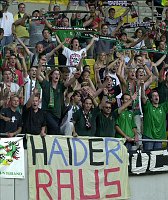 18.08.2001<br>Rapid - Tirol/0:2(0:0)<br>Tiroler Fans bejubeln den Sieg<br>mit Transparent &quotHaider raus&quot