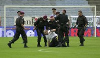 05.08.2001<br>Rapid - GAK/4:0(4:0)<br>Rapidanh�nger, der den Polizeikordon durchbrechen wollte, wird arretiert<br>77. Minute