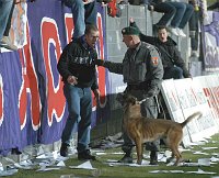 09.04.2003<br>Austria - Sturm/1:0(1:0)<br>kleine Meinungsverschiedenheit zwischen einem Austria-Fan und einem Polizisten nach Spielschlu�