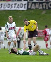 03.05.2003<br>Admira - Rapid/0:1(0:1)<br>EINWALLNER Thomas (Schiedsrichter) reicht WAGNER Rene (Rapid) die Hand als Aufstehhilfe<br>20. Minute