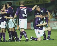 24.08.2002<br>Austria - Bregenz/3:1(1.1)<br>HIDEN Martin poliert den Wunderschuh, KYISVIK Raymond die Glatze von WAGNER Michael nach dessen Tor zum 3:1<br>88. Minute