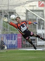 31.08.2002<br>Admira - Austria/0:3 (0:2)<br>HEU Georg streckt sich vergeblich beim Freisto�tor von WAGNER Michael<br>74. Minute