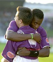 14.09.2002<br>Austria - Pasching/3:0 (1:0)<br>AKOTO Eric gratuliert GILEWICZ Radoslaw zum 2:0