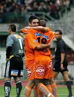 22.09.2002<br>Rapid - Sturm<br>MASUDI Alain, empf�ngt die Gl�ckw�nsche von MUJIRI David zum 1:0