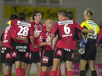 10.07.2002<br>Admira - Salzburg/1:0(1:0)<br>Admiraspieler begl�ckw�nschen sich gegenseitig zum Sieg