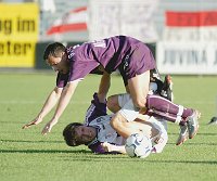 19.10.2002<br>Austria - Salzburg/0:0<br>GILEWICZ Radoslaw (Austria) stolpert �ber<br>JANK Christoph (Salzburg)