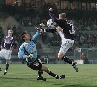 03.11.2002<br>Austria - Sturm/4:0 (1:0)<br>KVISVIK Raymond (Austria) scheitert an<br>WEBER Heinz (Sturm)