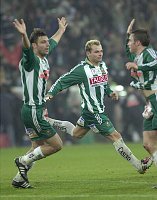 22.11.2003<br>Rapid - Bregenz/2:2 (1:2)<br>WAGNER Rene und WALLNER Roman freuen sich mit HOFMANN Steffen zu dessem Tor zum 2:2<br>83. Minute