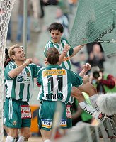 20.03.2004<br>Rapid - Salzburg/2:0 (1:0)<br>WALLNER Roman und HOFMANN Steffen sind die ersten Gratulanten nach dem 1:0 durch <br>MARTINEZ Sebastian<br>20. Minute<br>