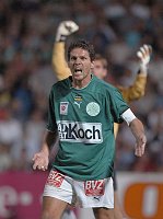 06.08.2003<br>Austria - Mattersburg/3:0(1:0)<br>K�HBAUER Dietmar, im Disput mit dem Schiedsrichterassistenten MAYR Markus