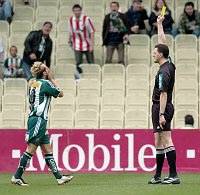 17.04.2004<br>Rapid - Bregenz 0:0<br>WALLNER Roman (Rapid) kann nicht glauben, da� ihm<br>EINWALLER Thomas (Schiedsrichter) die gelbe Karte gibt<br>8. Minute