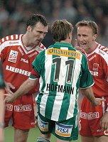 21.04.2004<br>Rapid - GAK 1:3(1:2)<br>EHMANN Anton und RAMUSCH Dieter (GAK) erkl�ren HOFMANN Steffen (RAPID), warum die Situation kein Elfmeter war<br>53. Minute<br>