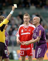 25.04.2004<br>Austria - GAK 1:3(0:1) <br>DHEEDENE Didier (Austria) fixiert ungl�ubig die gelbe Karte, dahinter SICK Gernot (GAK)<br>47. Minute