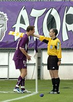 25.04.2004<br>Austria GAK 1:3(0:1)<br>DOSPEL Ernst (Austria) beschwert sich bei<br>ISELI Martin (Schiedsrichter-Assistent) wegen der Abseits-Entscheidung<br>34. Minute<br>