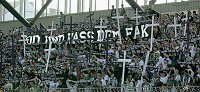 02.05.2004<br>Rapid - Austria 1:2(0:2)<br>Transparent - Tod und Hass dem FAK<br>46. Minute