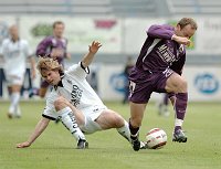 08.05.2004<br>Austria - Bregenz 4:1(2:0)<br>RUSHFELDT Sigurd (Austria) jagt<br>BRAGSTAD Bj�rn Otto den Ball ab, und erzielt das 1:0<br>10. Minute<br>