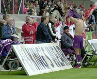 08.05.2004<br>Austria - Bregenz 4:1(2:0)<br>VASTIC Ivica verschenkt nach dem Spiel sein Leibchen an einen Fan