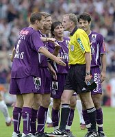 17.08.2003<br>Rapid - Austria/2:2(1:0)<br>DOSPEL Ernst, VERLAAT Frank, GILEWICZ Radoslaw und VASTIC Ivica beschweren sich bei Schiri STUCHLIK Fritz �ber ein nichtgeahndetes Foul von Wagner Rene, woraus das 2:0 f�r Rapid resultierte<br>56. Minute