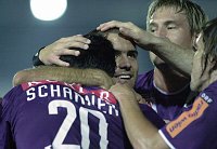 10.09.2003<br>Austria - Pasc/1:0 (0:0)<br>WAGNER Michael, HELSTAD Thorstein und TROYANSKY Fernando Ariel gratulieren SCHARNER Paul zum 1:0<br>57. Minute