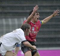 13.09.2003<br>Admira - Bregenz/0:1 (0:1)<br>HATZ Michael protestiert gegen ein vermeintliches Foul im Strafraum der Bregenzer,<br>GEIEGR Ralph (Bregenz)<br>19. Minute