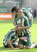 19.09.2004<br>Rapid - GAK/2:1 (1:0)<br>KIENAST Roman genie�t die Gl�ckw�nsche von KULOVITS Stefan und MARTINEZ Sebastian nach seinem Tor zum 1:0<br>6. Minute
